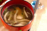 ささ身とシメジのすまし汁