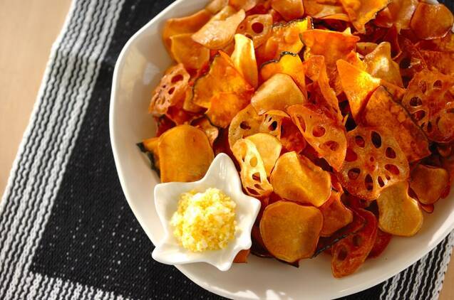 白い皿に盛られた根菜チップスレモン塩