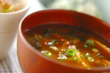 タケノコとワカメの赤だし