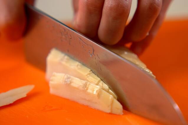 タケノコとワカメの赤だしの作り方の手順1