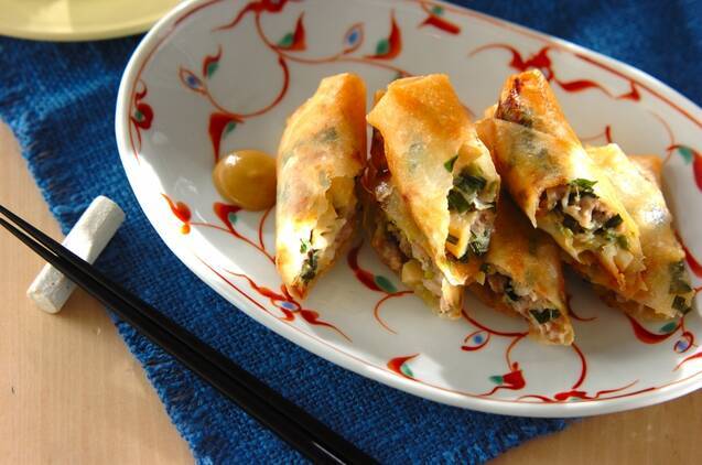 赤い柄の皿に盛り付けた豚ニラ春巻き