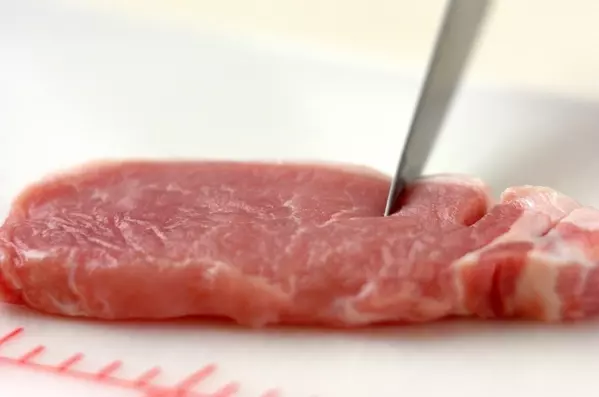 ご飯がとまらない!絶品ソースのトンテキの下準備1