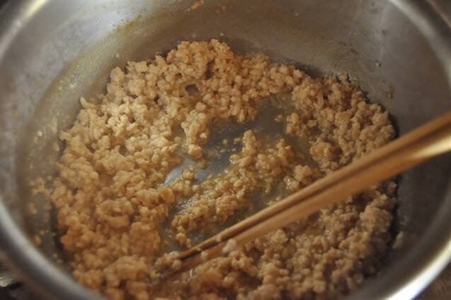 お箸で食べやすい鶏そぼろの作り方の手順1