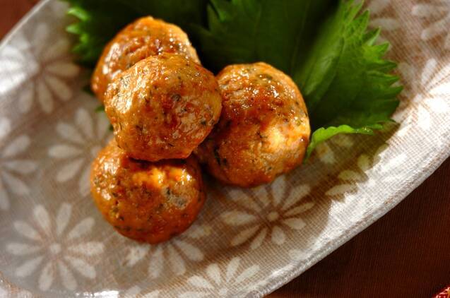 しそを添えた皿に盛られたつくねの味噌蒸し