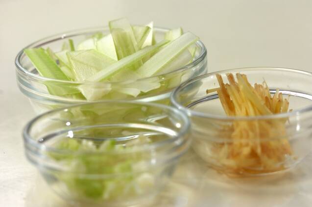 セロリとショウガのネギ油和えの作り方の手順1