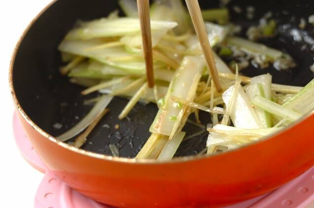 セロリとショウガのネギ油和えの作り方の手順3