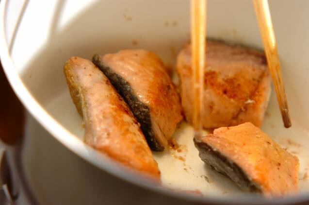 鮭とブロッコリーのクリームシチューの作り方の手順3