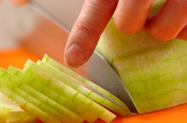 冬瓜とおかかのマヨサラダの作り方の手順1