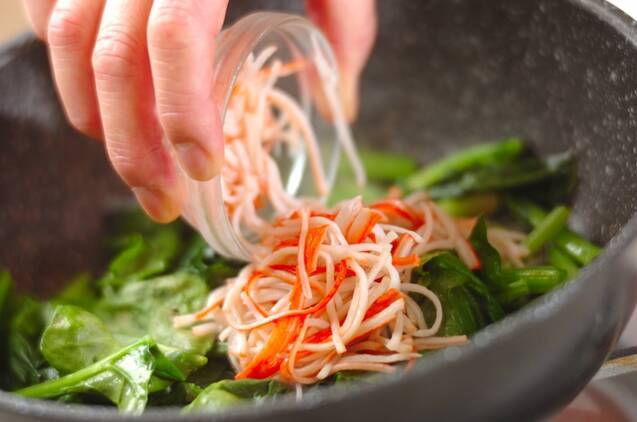 ホウレン草とカニカマの塩バター炒めの作り方の手順3