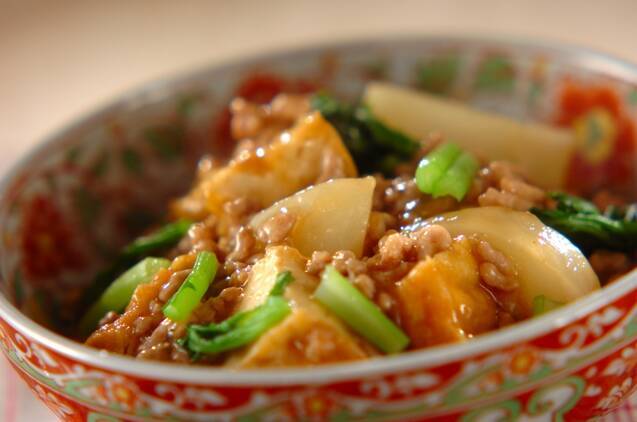 器に盛られた厚揚げとかぶの豚そぼろ煮