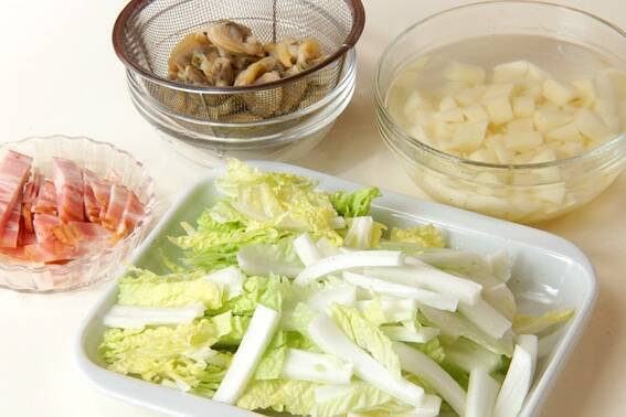 具だくさんで大満足！濃厚クラムチャウダーの作り方の手順1