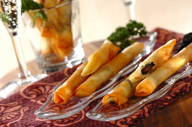 黒豆入りのチーズスティックを盛ったお皿が並ぶテーブル