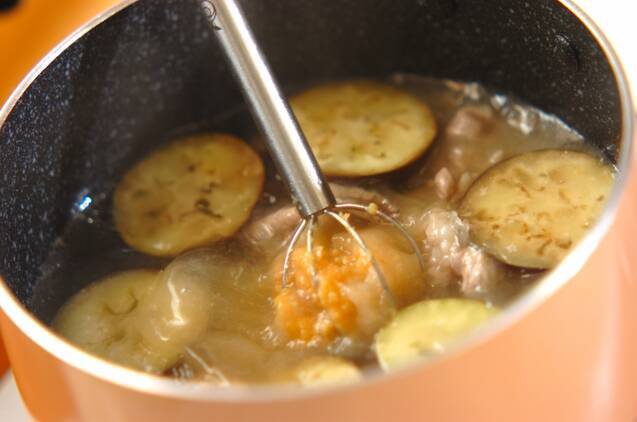 豚肉とナスのみそ汁の作り方の手順3