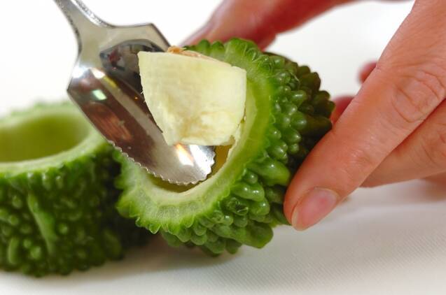 ゴーヤの肉詰めスープの作り方の手順1