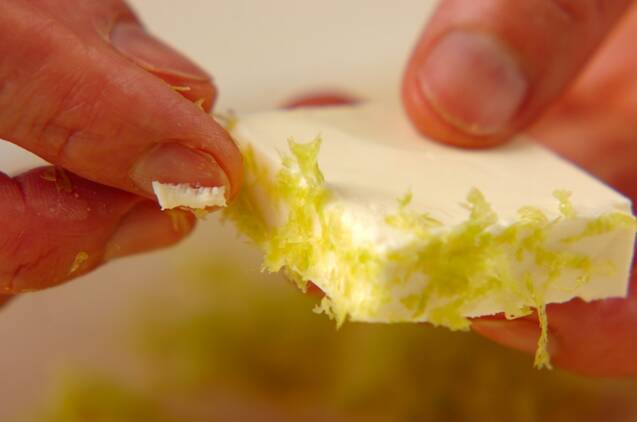 ハロウィンスパイダーカナッペの作り方の手順3