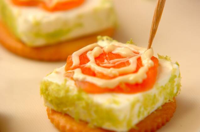 ハロウィンスパイダーカナッペの作り方の手順5