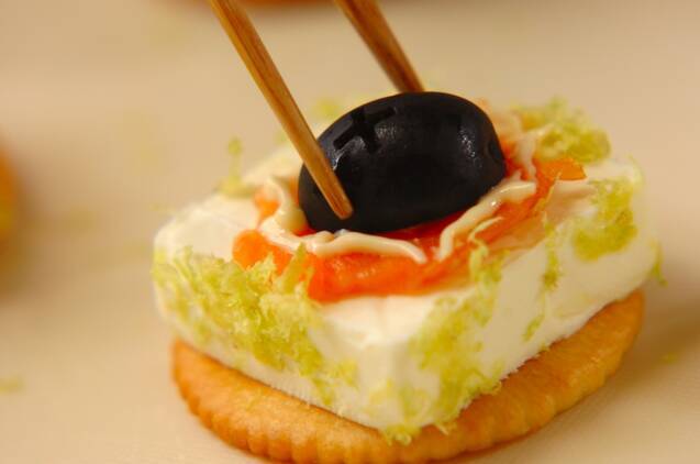 ハロウィンスパイダーカナッペの作り方の手順6