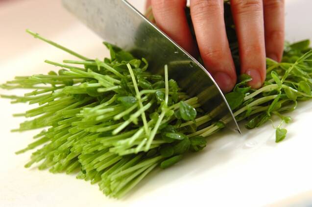 手軽でヘルシー 豆苗のオイスター炒め コスパ最強 by杉本 亜希子さんの作り方の手順1