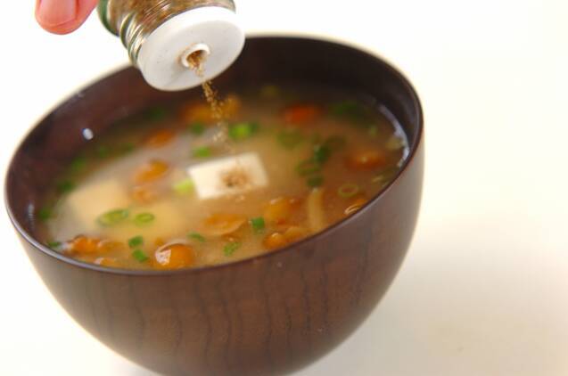 ナメコと豆腐のみそ汁の作り方の手順4