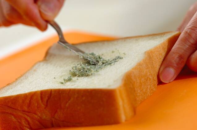 ガーリックトーストの作り方の手順1