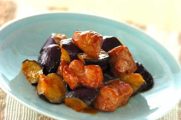 水色の皿に盛り付けられた、なすと豚肩ロース肉の酢豚