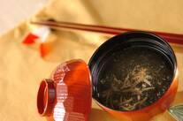 ジュンサイとすり白ゴマのお吸い物