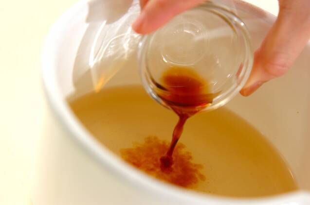 ジュンサイとすり白ゴマのお吸い物の作り方の手順1