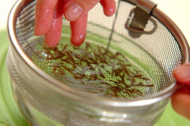 ジュンサイとすり白ゴマのお吸い物の作り方の手順2