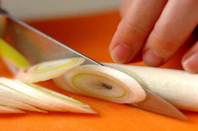 エノキとワカメの中華スープの作り方の手順1