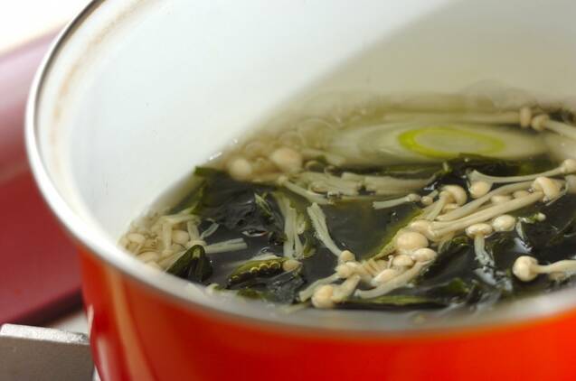 エノキとワカメの中華スープの作り方の手順2
