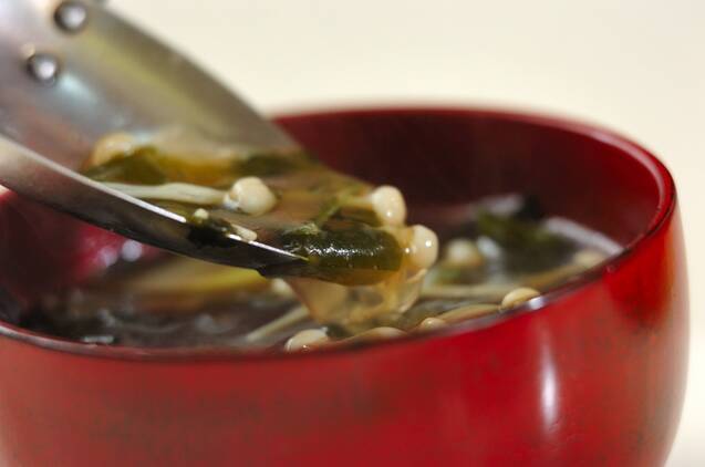 エノキとワカメの中華スープの作り方の手順3