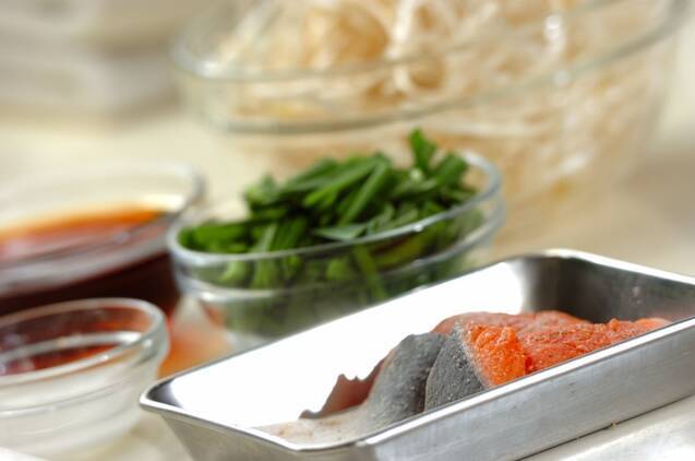 鮭のネギソースがけの作り方の手順1