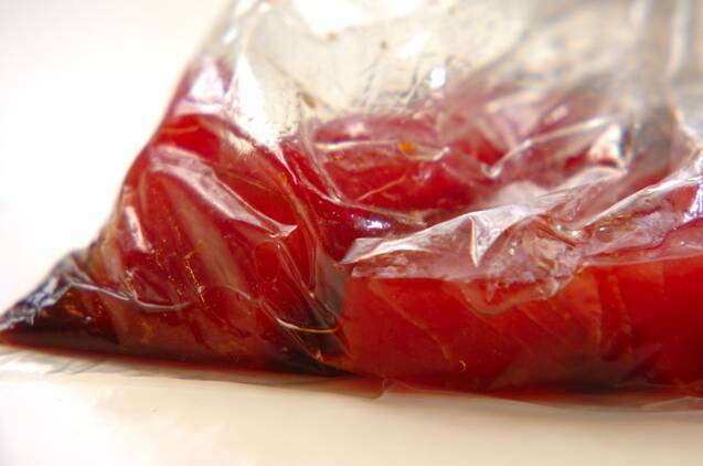 漬けマグロの温泉卵和えの作り方の手順1