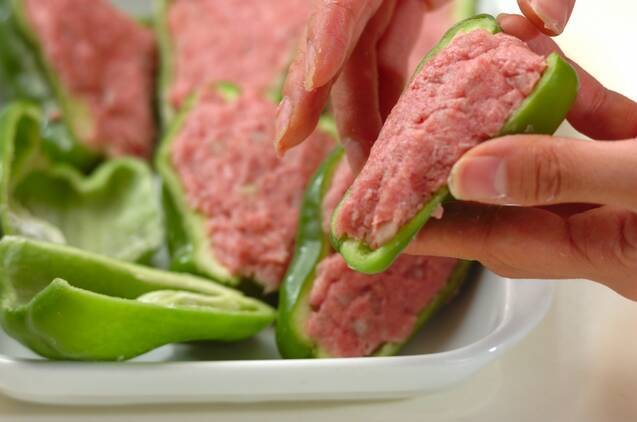 外れなし！定番のピーマンの肉詰めの作り方の手順3