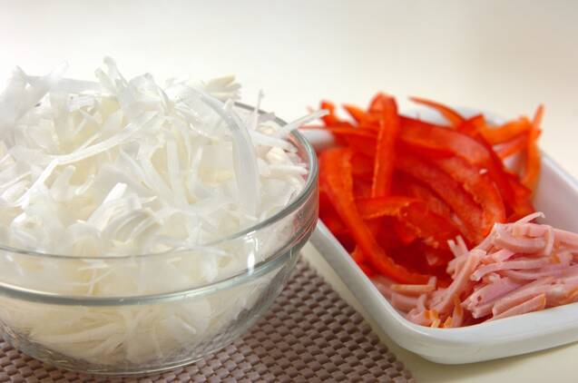 新玉ネギとパプリカのサラダの作り方の手順1