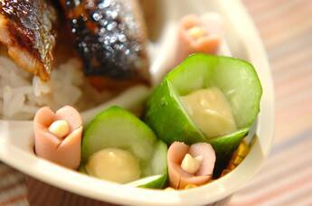 キュウリとソーセージの花形マヨカップ