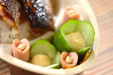 キュウリとソーセージの花形マヨカップ