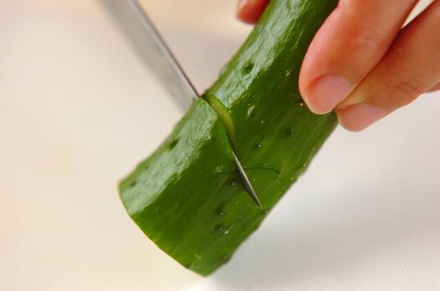 キュウリとソーセージの花形マヨカップの作り方の手順1