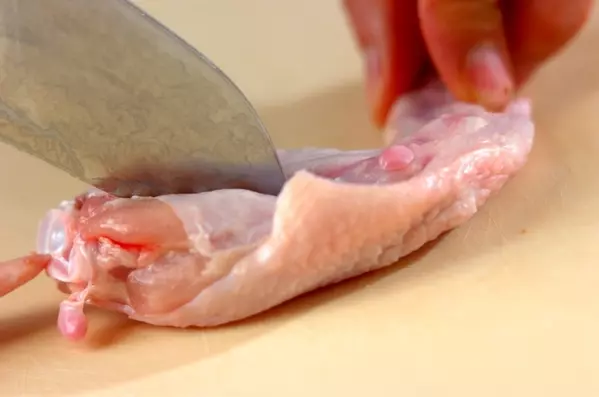 15分で完成!やみつき甘辛ダレ鶏手羽先ゴマまぶしの下準備1