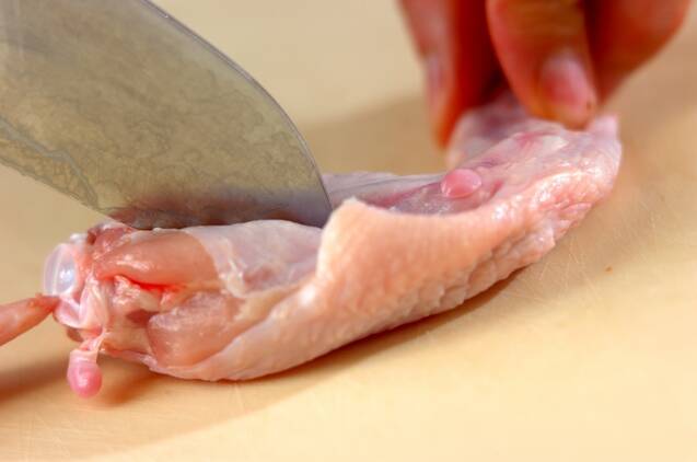 15分で完成！やみつき甘辛ダレ鶏手羽先ゴマまぶしの作り方の手順1