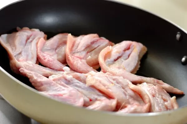 15分で完成!やみつき甘辛ダレ鶏手羽先ゴマまぶしの作り方1