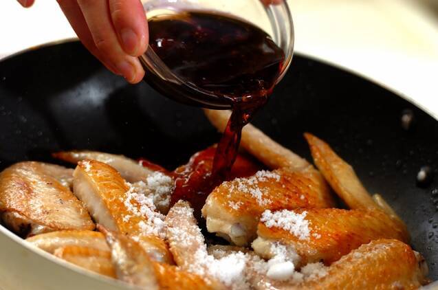 15分で完成！やみつき甘辛ダレ鶏手羽先ゴマまぶしの作り方の手順3