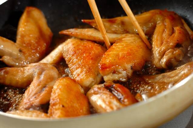 15分で完成！やみつき甘辛ダレ鶏手羽先ゴマまぶしの作り方の手順4