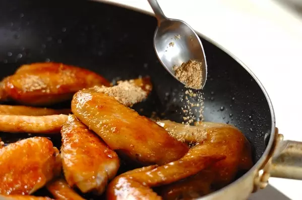 15分で完成!やみつき甘辛ダレ鶏手羽先ゴマまぶしの作り方4