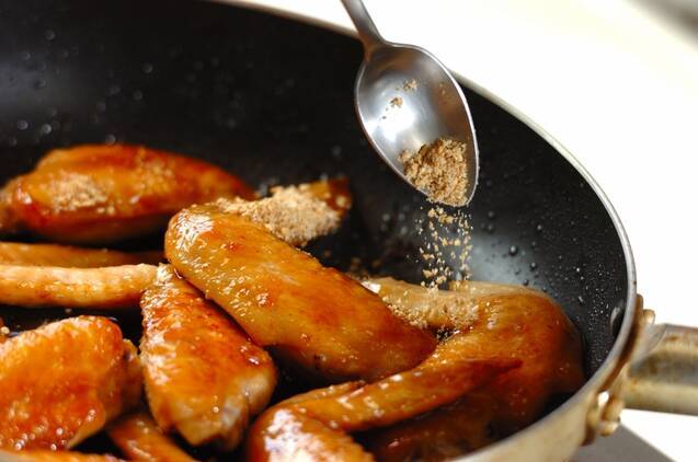 15分で完成！やみつき甘辛ダレ鶏手羽先ゴマまぶしの作り方の手順5