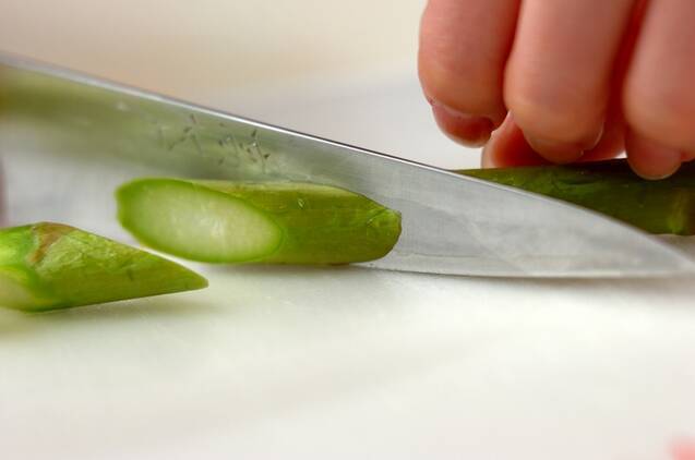 アサリとアスパラのワイン蒸しの作り方の手順1