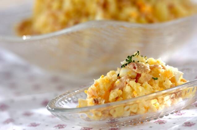ガラスの皿に盛られた、ツナタマポテトサラダ