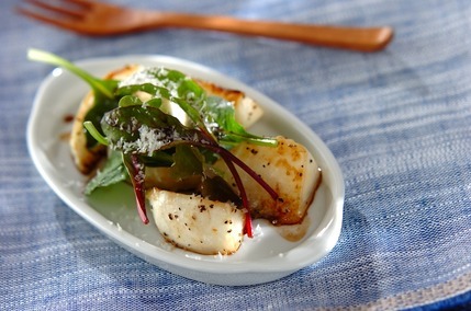 焼きカブとチーズのサラダ