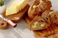 イチジクとチーズのライ麦パン