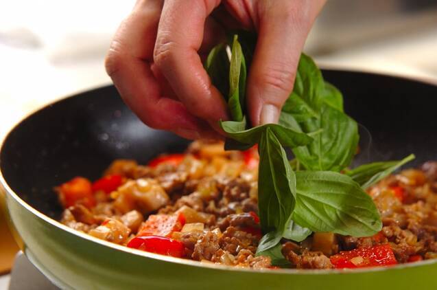 簡単節約！豚ひき肉でガパオライスの作り方の手順4